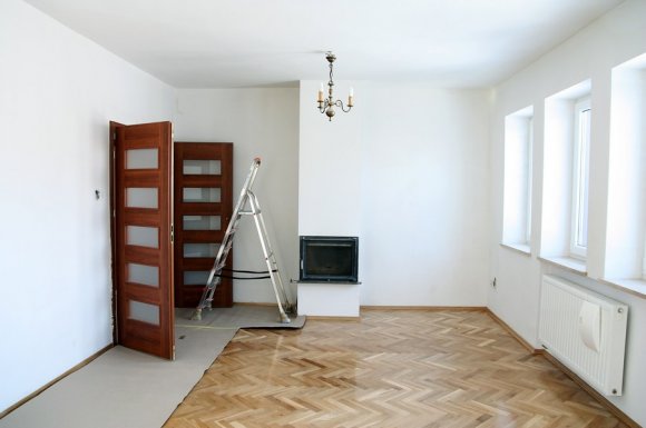 Entreprise pour la rénovation de peinture mur et plafond d’un grand salon 